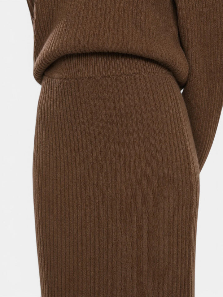 Conjunto Mujer Suéter y Falda