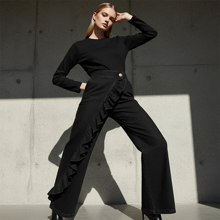Violeta - Pantalones vaqueros asimétricos con volante y pierna ancha
